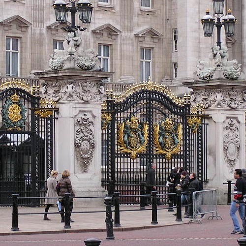 Tại Sao Đại Gia Việt Nam Lại Thích Cửa Cổng Nhôm Đúc Buckingham?